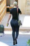 iggy-azalea-booty-in-jeans-visits-a-friends-house-in-hollyw[...].jpg