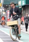 Liev+Schreiber+Enjoys+Bicycle+Ride+NYC+1oWSCCoLz0sl.jpg