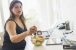 usa--new-jersey--jersey-city--woman-eating-salad-and-using-[...].jpg