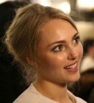 annasophia-robb-at-the-alice-olivia-fashion-show-05.jpg