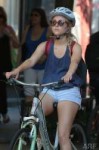 annasophia-robb-riding-a-bike-in-new-york1.jpg