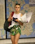 annasophia-robb-in-shorts-at-subway-station-in-new-york1.jpg