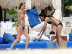 Cara-Delevingne-y-Michelle-Rodriguez-en-la-playa-14.jpg