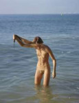 Young-skinny-babe-with-hairy-pussy-walks-naked-on-the-beach[...].jpg