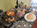 Halloween-table-Decorations-with-Food[1].jpg