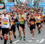 crowds-of-athletes-cross-tower-bridge-during-the-virgin-new[...].jpg