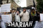 muslims-protest-outside-the-french-embassy-in-london1466851[...].jpg