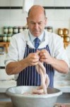 depositphotos84641078-stock-photo-male-butcher-linking-saus[...].jpg