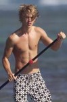 Austin-Butler-sighting-paddling-in-Hawaii-04.jpg