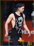 austin-butler-flexes-his-muscles-outside-the-gym-04.jpg