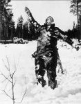 Body of frozen Soviet soldier propped up by Finnish fighter[...].jpg