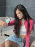 240414-minji-phoning-chat-photo-update-with-danielle-v0-5zx8pyd9ffuc1.webp