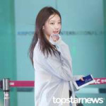 241016-New-Jeans-Haerin-at-Gimpo-International-Airport-documents-2.jpeg