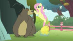 FluttershysingingtothebearS4E14.png