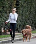 amanda-seyfried-with-her-dog-finn-hikking-at-runyon-canyon-[...]