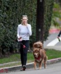 amanda-seyfried-with-her-dog-finn-hikking-at-runyon-canyon-[...]