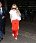 dakota-fanning-at-los-angeles-international-airport-04-20-2[...].jpg