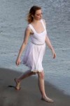 emma-stone-on-the-set-of-a-photoshoot-at-a-beach-in-miami-0[...].jpg