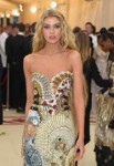 69957349stella-maxwell-heavenly-bodies-fashion-catholic-i9y[...].jpg