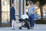 kirsten-dunst-enjoys-an-outing-with-her-newborn-son-ennis-i[...].jpg