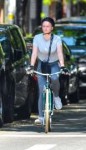 sophie-turner-and-joe-jonas-on-a-bicycle-ride-in-nyc-08-08-[...].jpg