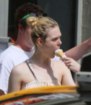 elle-fanning-stopping-to-get-an-ice-cream-cone-while-shoppi[...].jpg