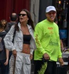 emily-ratajkowski-walking-her-dog-in-new-york-city-9.jpg