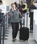 anna-paquin-at-toronto-airport-2.jpg