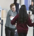 anna-paquin-at-toronto-airport-6.jpg