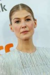 rosamund-pike-at-a-private-war-premiere-during-the-2018-tor[...].jpg