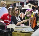 rachel-mcadams-shopping-at-farmers-market-in-los-angeles-1.jpg