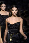 emily-ratajkowski-versace-runway-at-mfw-in-milan-09-21-2018[...].jpg