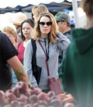 rachel-mcadams-shopping-at-the-farmers-market-in-la-10-08-2[...].jpg