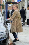 suki-waterhouse-shopping-in-notting-hill-10-23-2018-4.jpg