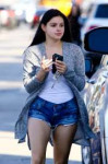 ariel-winter-leggy-in-denim-shorts-10-31-2018-0.jpg