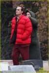 joaquin-phoenix-films-cemetery-scene-for-joker-movie-03.jpg