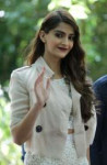 sonam-kapoor-at-burberry-men-s-fashion-show-in-london3.jpg