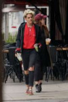 kristen-stewart-having-lunch-with-a-friend-in-la-3.jpg