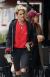 kristen-stewart-having-lunch-with-a-friend-in-la-1.jpg