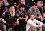 sophie-turner-joe-jonas-and-nick-jonas-phoenix-suns-vs-new-[...].jpg