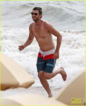 zachary-levi-shirtless-hawaii-beach-vacation-14.jpg