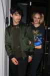 sophie-turner-and-joe-jonas-craig-s-in-west-hollywood-03-04[...].jpg