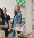 kirsten-dunst-heads-out-for-some-shopping-at-a-party-supply[...].jpg