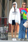 emily-ratajkowski-grabs-a-slice-of-pizza-at-joes-in-nyc-0.jpg