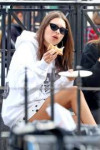 emily-ratajkowski-grabs-a-slice-of-pizza-at-joes-in-nyc-10.jpg