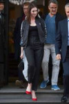 103828019anne-hathaway-in-london-20190418-2.jpg