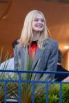 elle-fanning-on-the-balcony-of-the-martinez-hotel-cannes-05[...].jpg