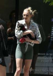 sophie-turner-and-joe-jonas-walking-their-dogs-in-nyc-05-18[...].jpg