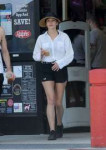 elizabeth-olsen-in-shorts-out-shopping-in-sherman-oaks-08-0[...].jpg