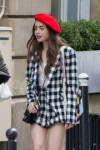 lily-collins-on-the-set-of-emily-in-paris-in-paris-08-14-20[...].jpg